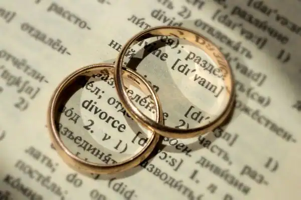 Image of rings removed before divorce mediation Oadby
